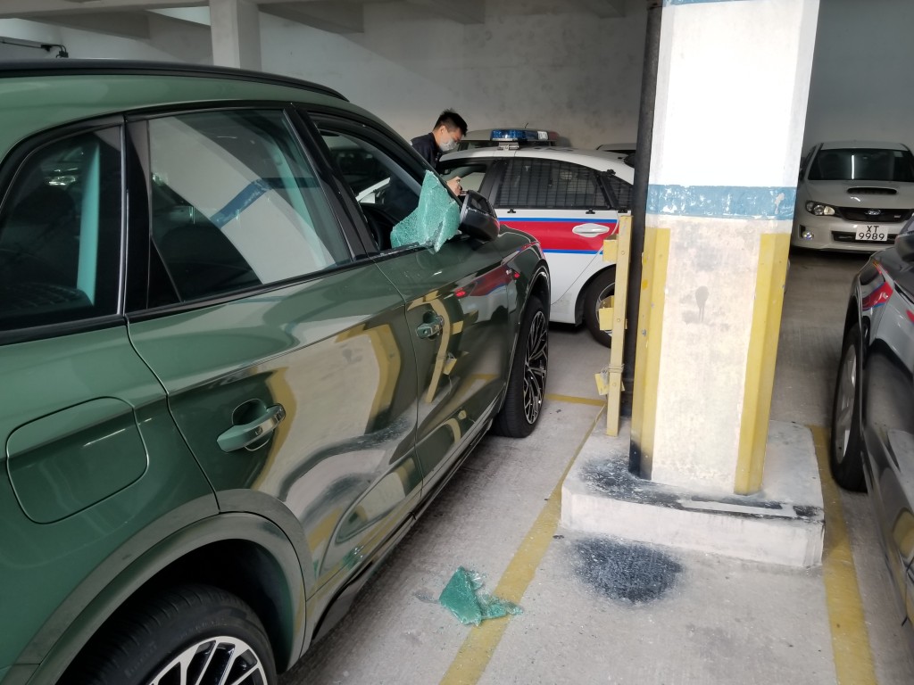 警方发现停车场内两车被贼人车内盗窃。梁国峰摄
