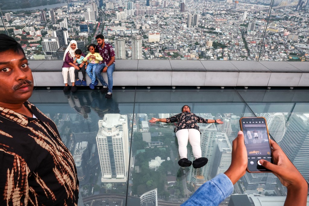 曼谷的Mahanakhon SkyWalk是當地最刺激的景點之一。路透社