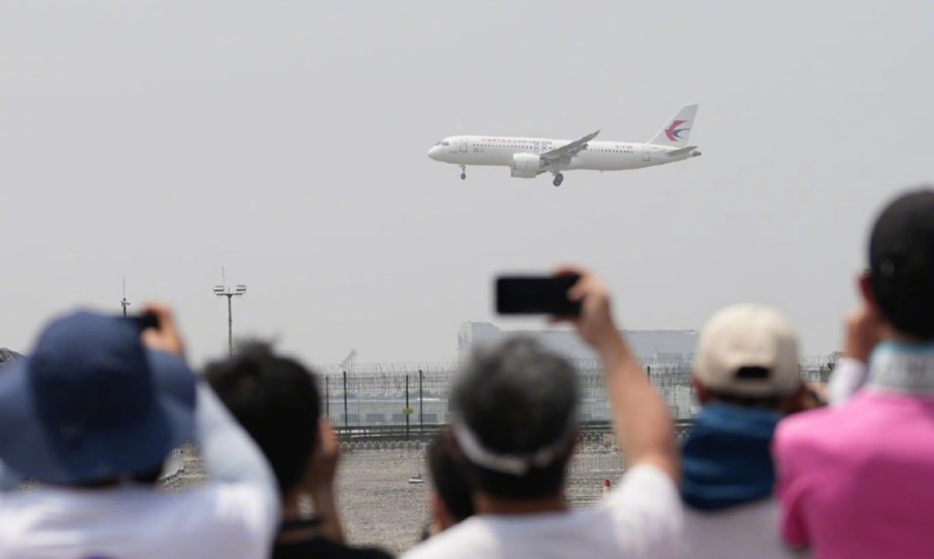 C919客機中午順利抵達北京首都機場降落。新華社