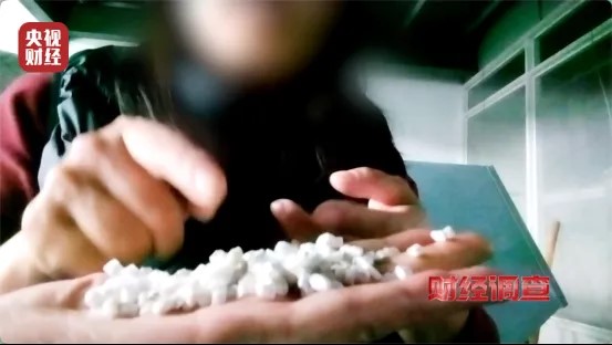 央视揭发有人将化工废料重用，制作即弃牙刷售予酒店民宿。财经调查截图