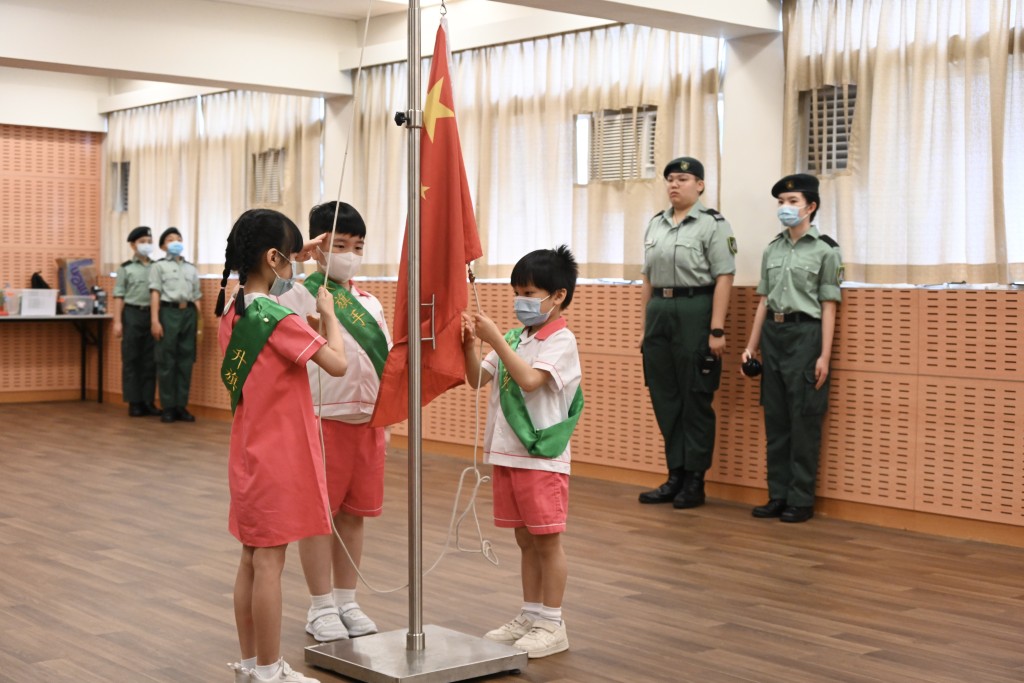 学童透过活动也学习升旗礼仪。蔡建新摄
