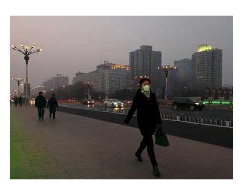北京市民在霧霾中外出。
