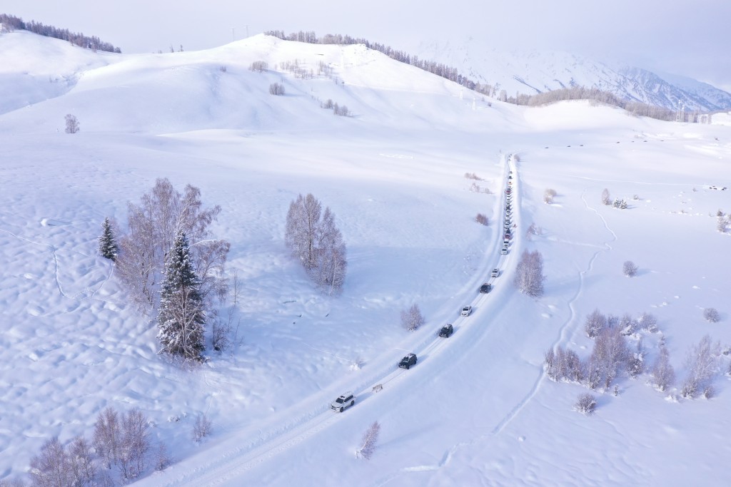新疆喀納斯景區早前因有2人在指定範圍外滑雪，導致小型雪崩。(新華社)