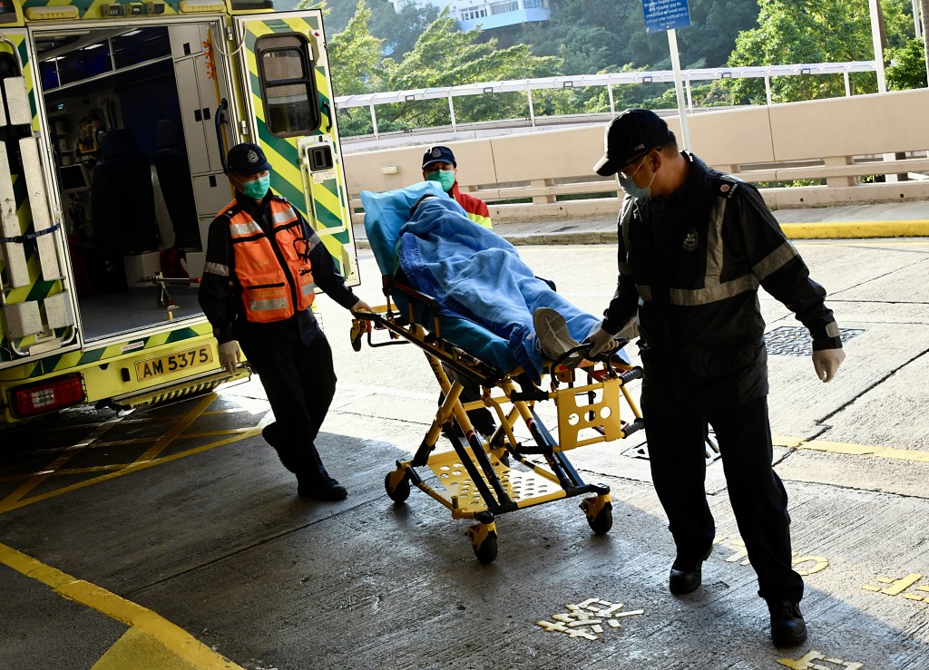 男跑手不適送院。楊偉亨攝 男跑手不適送院。楊偉亨攝