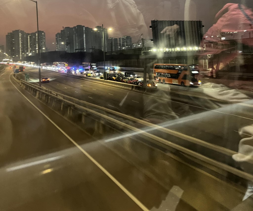 東涌發生4車相撞意外,至少9人受傷。網上圖片 東涌發生4車相撞意外,至少9人受傷。網上圖片