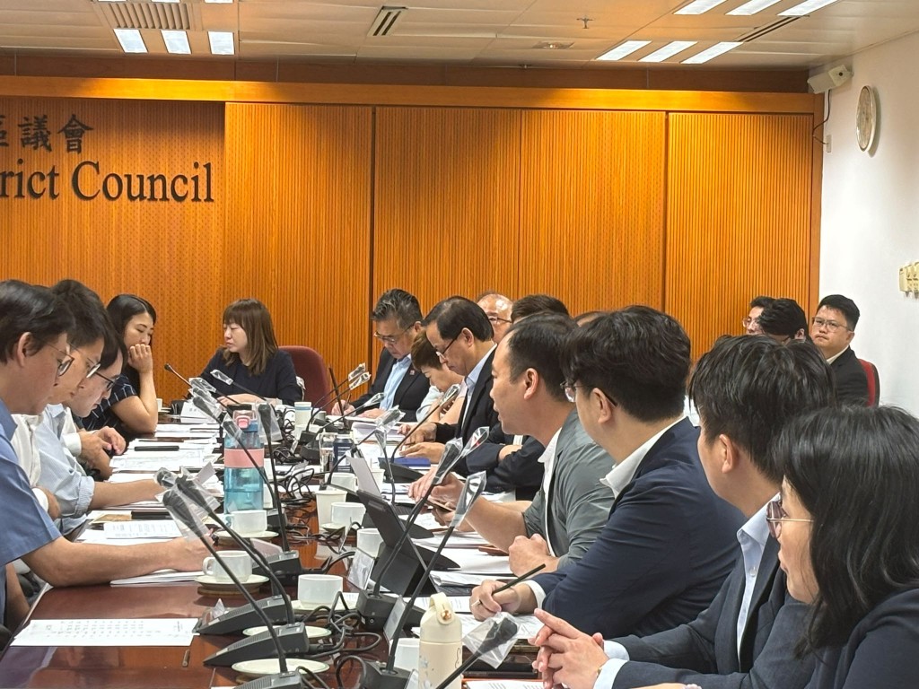 大埔區議會社會福利、房屋及發展規劃委員會今日討論白石角車站發展項目。 大埔區議會社會福利、房屋及發展規劃委員會今日討論白石角車站發展項目。