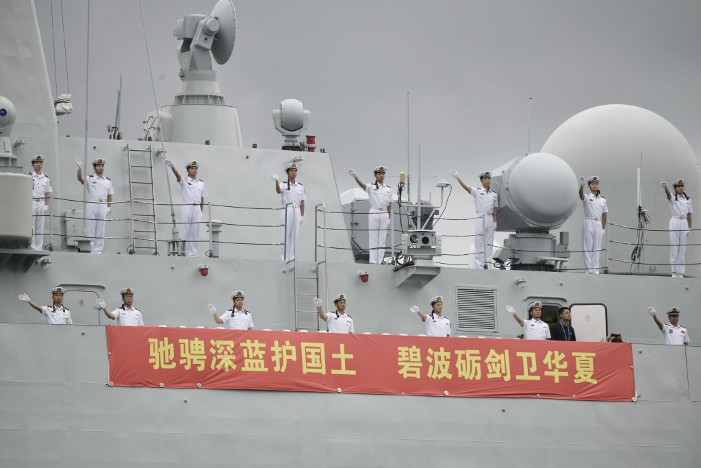 艦上官兵則向岸邊揮手致意。 艦上官兵則向岸邊揮手致意。