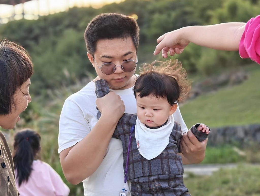 十個月大的Tilda表情多多，雙目有神，而且可以見到她的頭髮有少少捲曲，似乎遺傳到媽媽的DNA，可愛到暈！