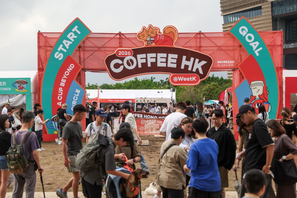 西九文化區咖啡節最後一日,現場仍滿地泥濘。 西九文化區咖啡節最後一日,現場仍滿地泥濘。