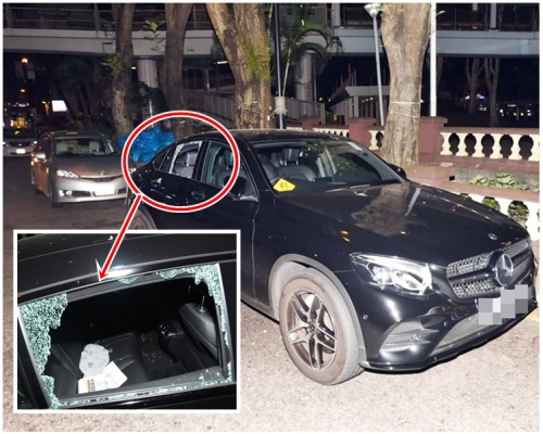 車窗被打破,車窗粉碎。