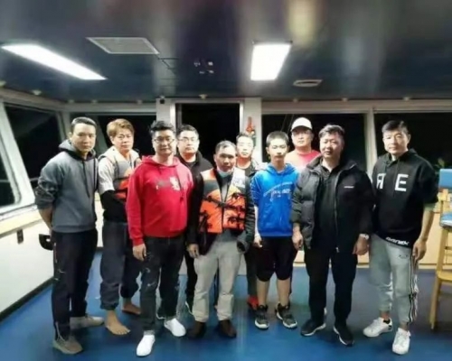 貨櫃船救起8人。網圖