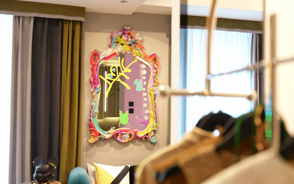 梳化後方擺放了一幅Simon於上海創作的鏡子,希望將整個空間連結起來。 梳化後方擺放了一幅Simon於上海創作的鏡子,希望將整個空間連結起來。