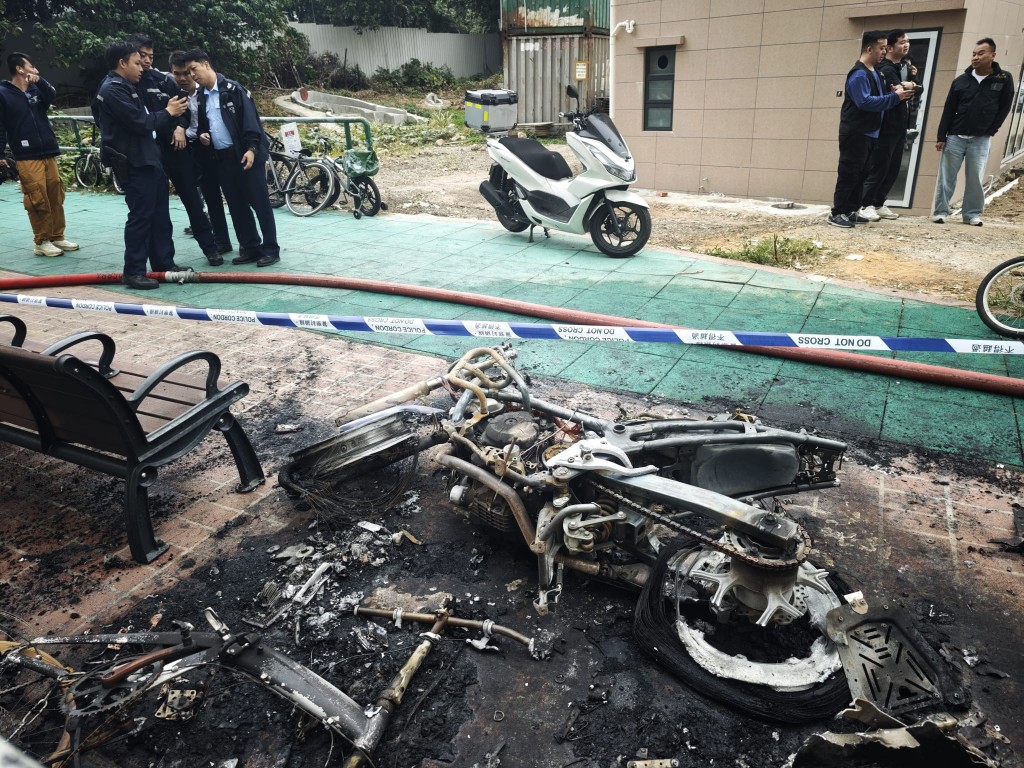 現場有電單車被焚毀，幸無人受傷。黎志偉攝