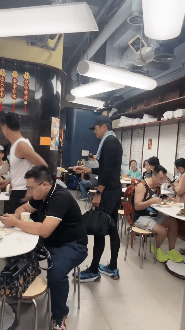 周润发早前被网民拍到在深水埗一间小食店开餐，他挑选一个显眼的角落位置坐下。