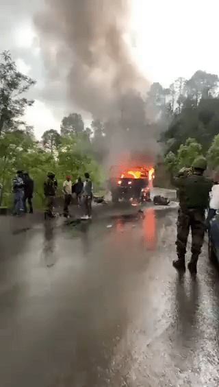 印軍車遭恐襲，5軍人死亡。網片截圖