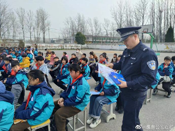 安徽鳳台縣警方在學校進行支霸凌宣傳。