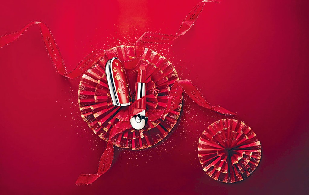 新春節日限定ROUGE G蜂姿綻放寶石唇膏盒/$165/GU，金色蜜蜂映襯亮紅盒面，喜氣洋洋。
　　