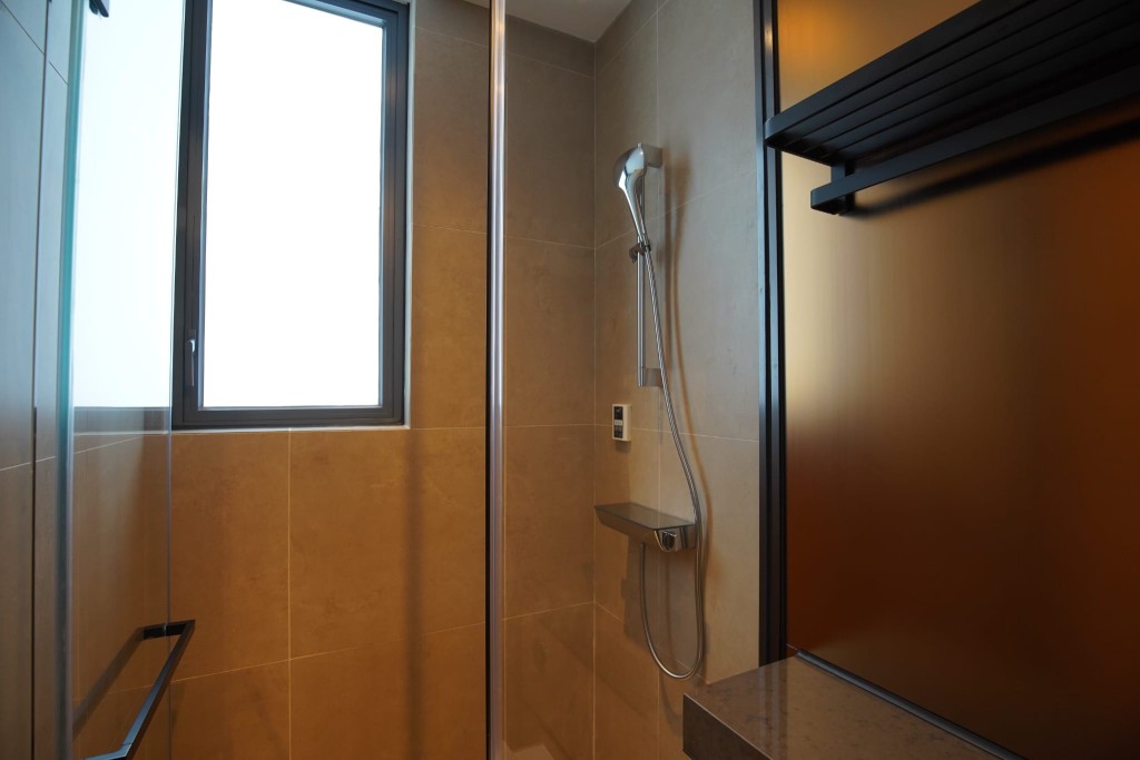 浴室设独立淋浴间，并有窗户。
