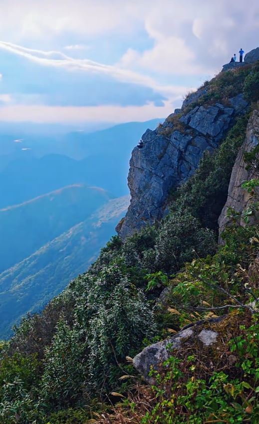 東莞有男子不顧危險在懸崖邊「練功」 ，惹來批評。抖音