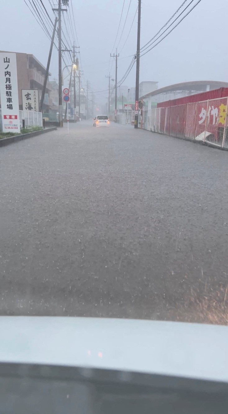 日本九州多县连日暴雨。（图：路透社）