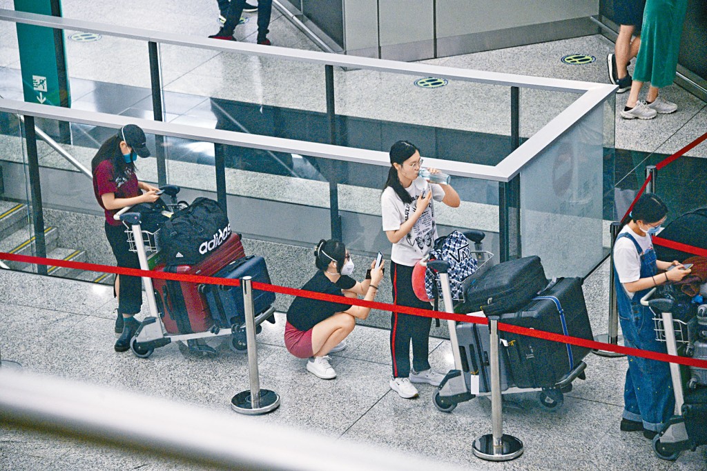 本港繼續把關，抵港旅客均須接受「檢測待行」安排及領取檢疫令。