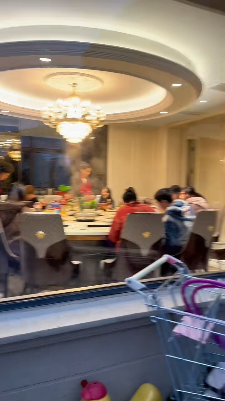 赵万龙不时拍片曝光豪宅内的宽敞饭厅。