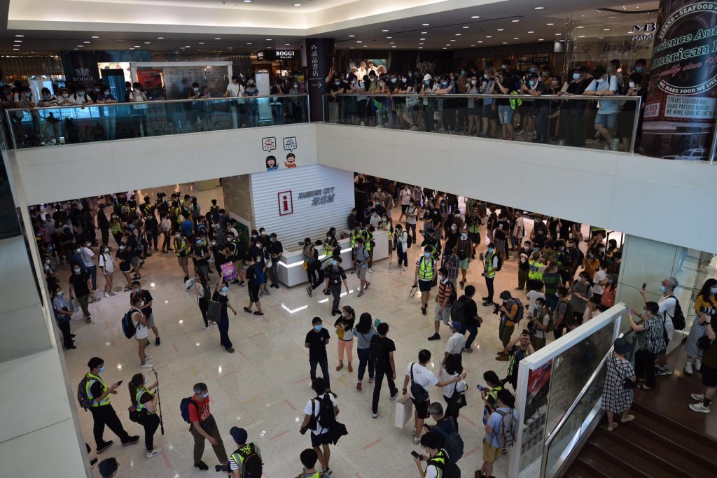 海港城商場內有人群抗議。