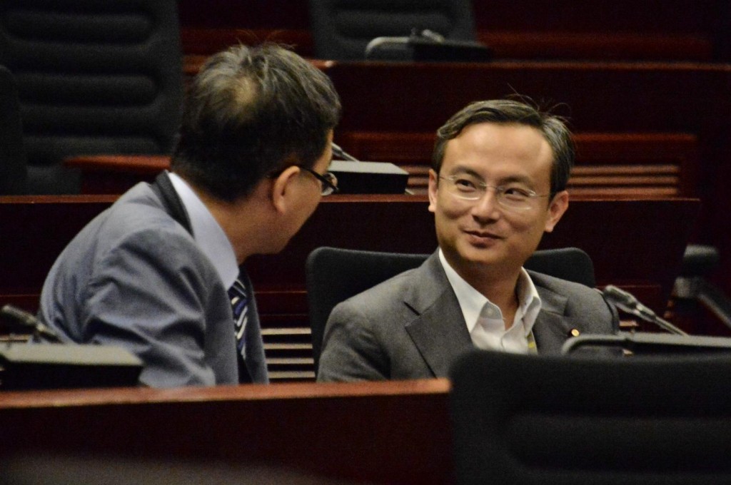 陈沛然（右）认为政府可更早提交加薪方案予立法会审议。