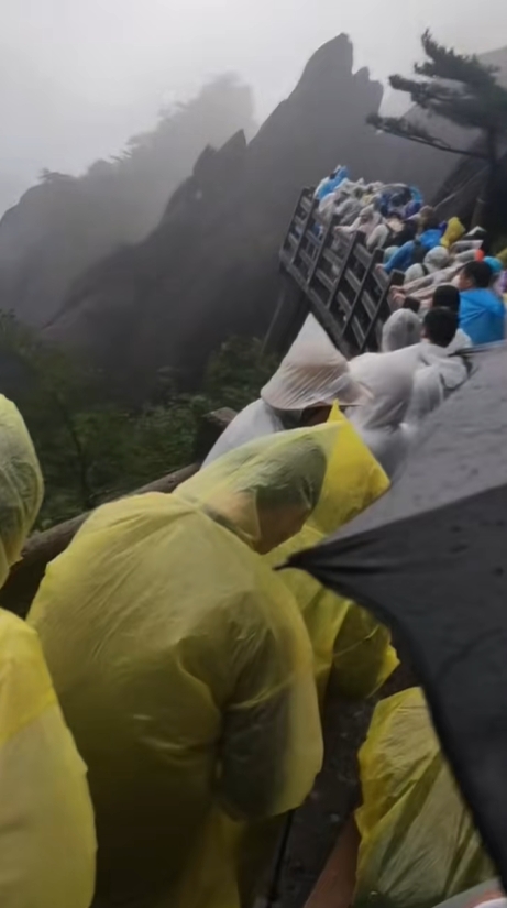 颱風白海豚為黃山帶來大風雨,纜車停擺下數百旅客冒雨「打蛇餅」落山。 抖音 颱風白海豚為黃山帶來大風雨,纜車停擺下數百旅客冒雨「打蛇餅」落山。 抖音