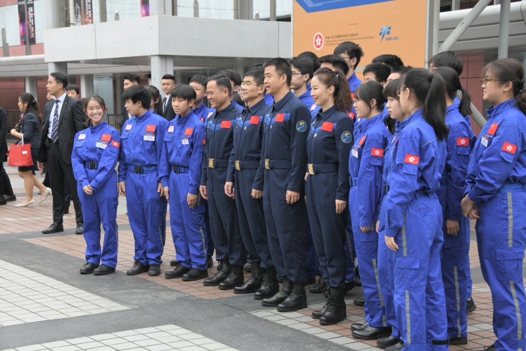 参加「少年太空人体验营」的多名香港中学生亦有出席开幕礼。黄伟强摄