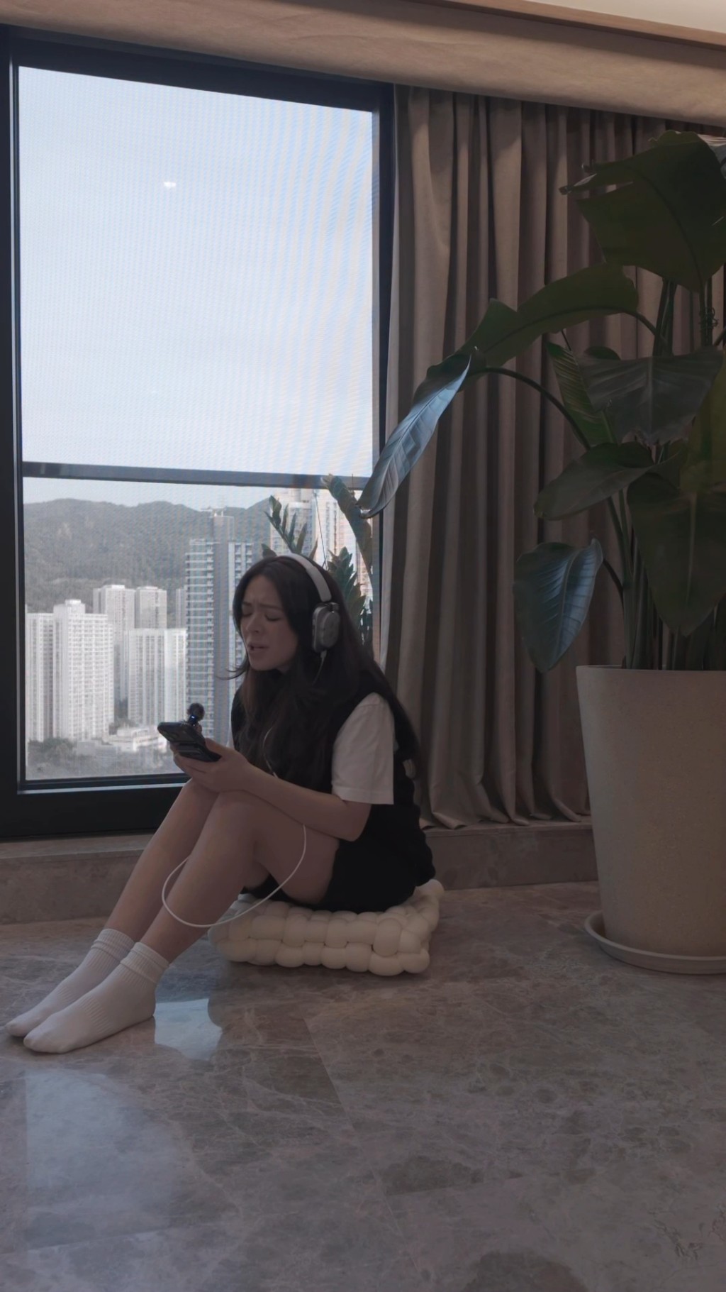 JW王灝兒早前於家中拍唱歌片,意外曝光豪宅的無敵景觀。 JW王灝兒早前於家中拍唱歌片,意外曝光豪宅的無敵景觀。
