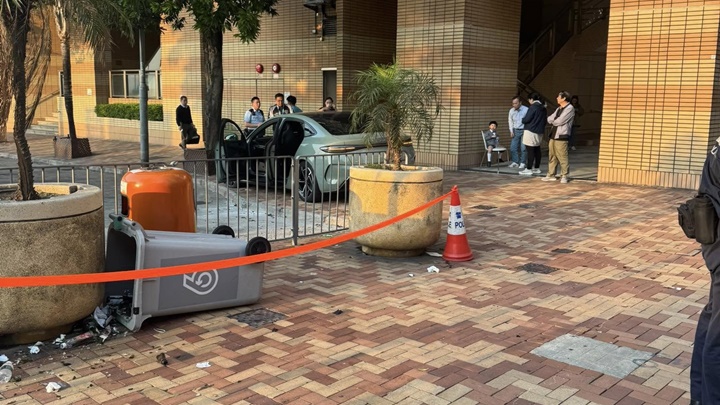 私家車剷上行人路。fb:西環變幻時