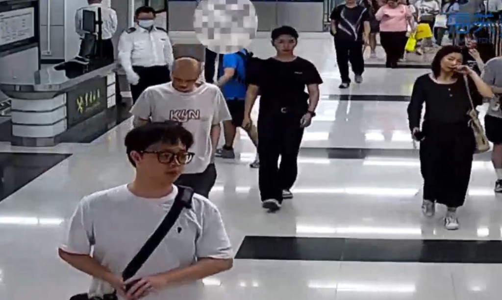 羅湖海關截獲走私美元的男旅客。海關發布