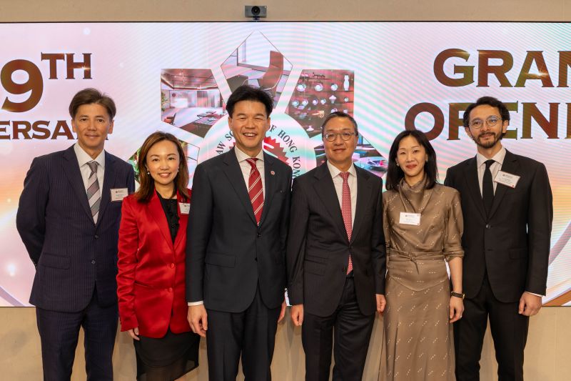 律政司司長林定國（右三）、香港律師會會長湯文龍（左三）、香港大律師公會副主席許紹鼎資深大律師（左一）、香港大律師公會副主席薛日華資深大律師（右二）、香港大律師公會名譽秘書及財政王永愷大律師（右一）。香港律師會圖片