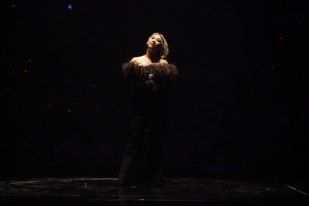 如今张国荣已经离世20年，郑欣宜在台上唱出《当年情》，感情十足，惹哭不少正在看网上直播的「哥迷」。  ​