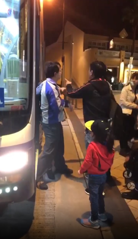 大媽與親友怒打巴士司機。巴士台 HK Bus Channel影片截圖
