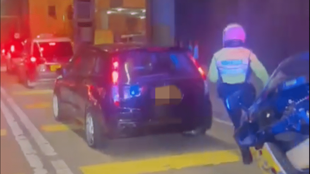 警员追截企图逃走的私家车司机。网上片段截图