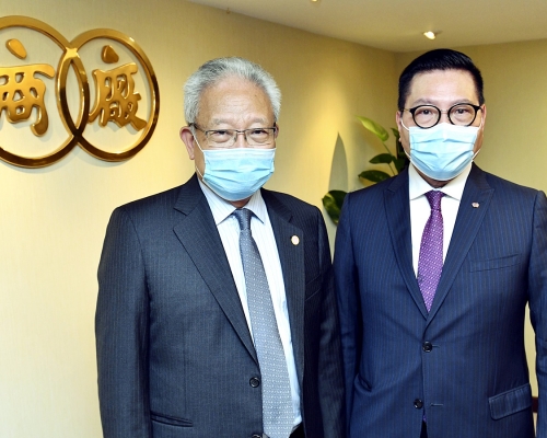 史立德(右)接替任滿的吳宏斌(左)，成為廠商會新一任會長。