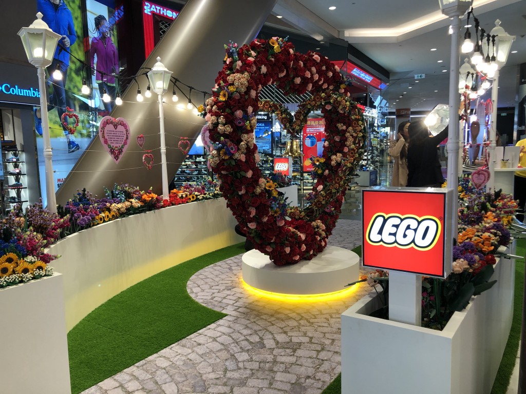 LEGO於即日至2月19日期間於商場舉行LEGO《花．語．愛》活動。