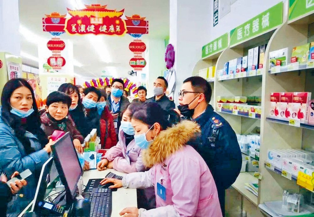 內地多個省市已投入使用美國新冠口服藥，但依舊供不應求。