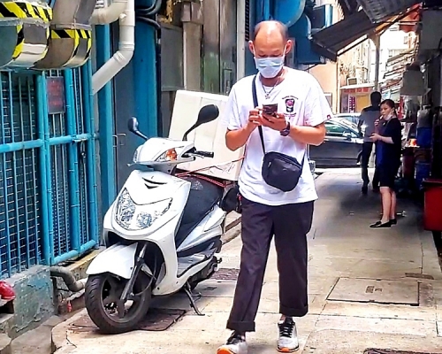 食店安排一名男員工到場協助警方調查。
