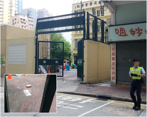 鐵閘被撞開地上遺下一個車牌。蔡楚輝攝