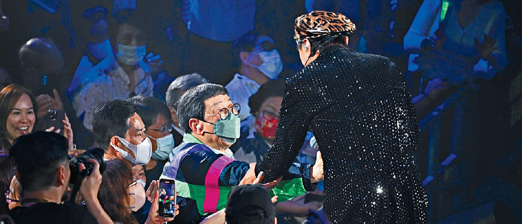 ■Sam哥與坐在觀眾席的胡楓打招呼。