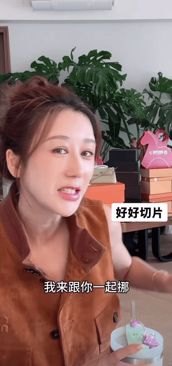 蔣麗莎模仿老公陳浩民當時緊張地對工人說「我來跟你一起挪」，顯得既生氣又無奈。