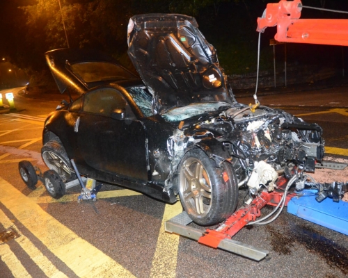 肇事跑車車頭全毀。