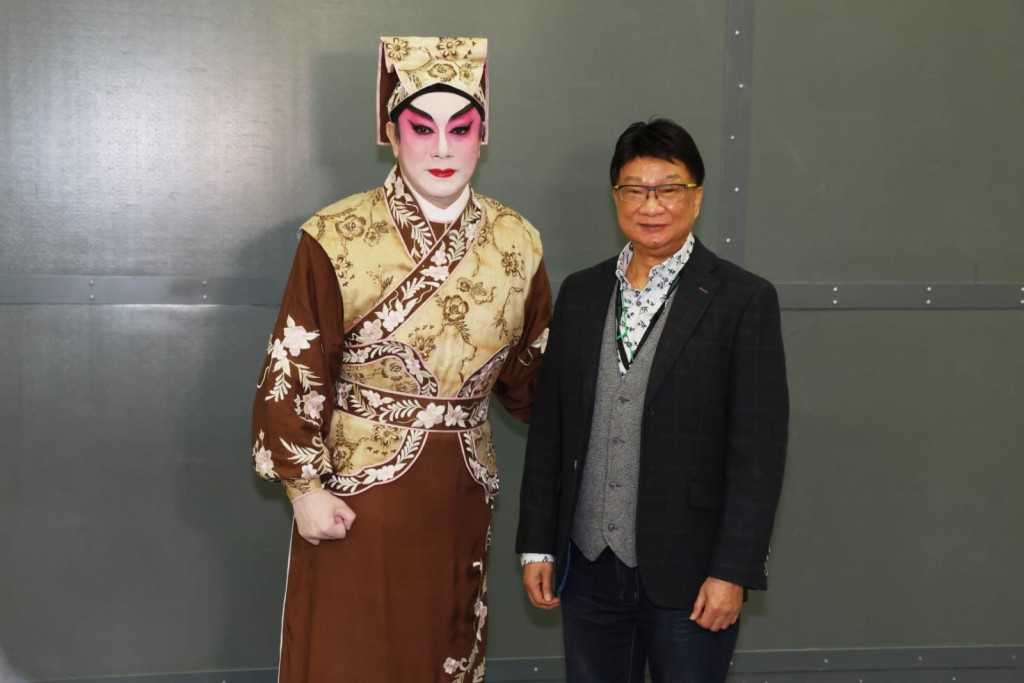 粤剧《乱世未了情》由徐小明出任导演，陈培甡（左）主演。