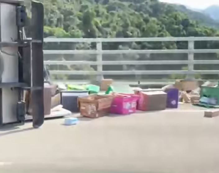 大量貨物傾瀉而出，散滿行車線上。fb 車cam L（香港群組）  網片截圖