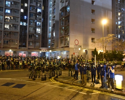 雙方目前仍在對峙。