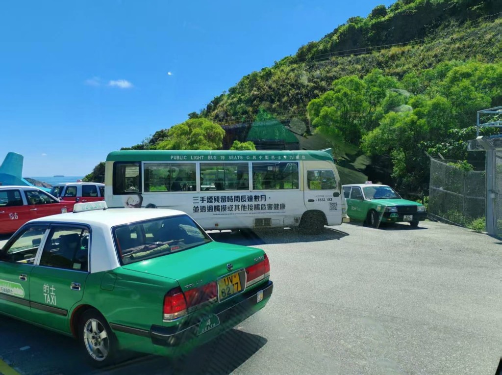 東壩今早出現人車共塞情況。林素蔚提供