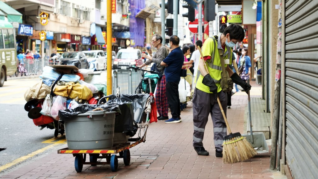 議員關注政府會否考慮優化政府服務合約下受僱的非技術員工的支薪安排。資料圖片